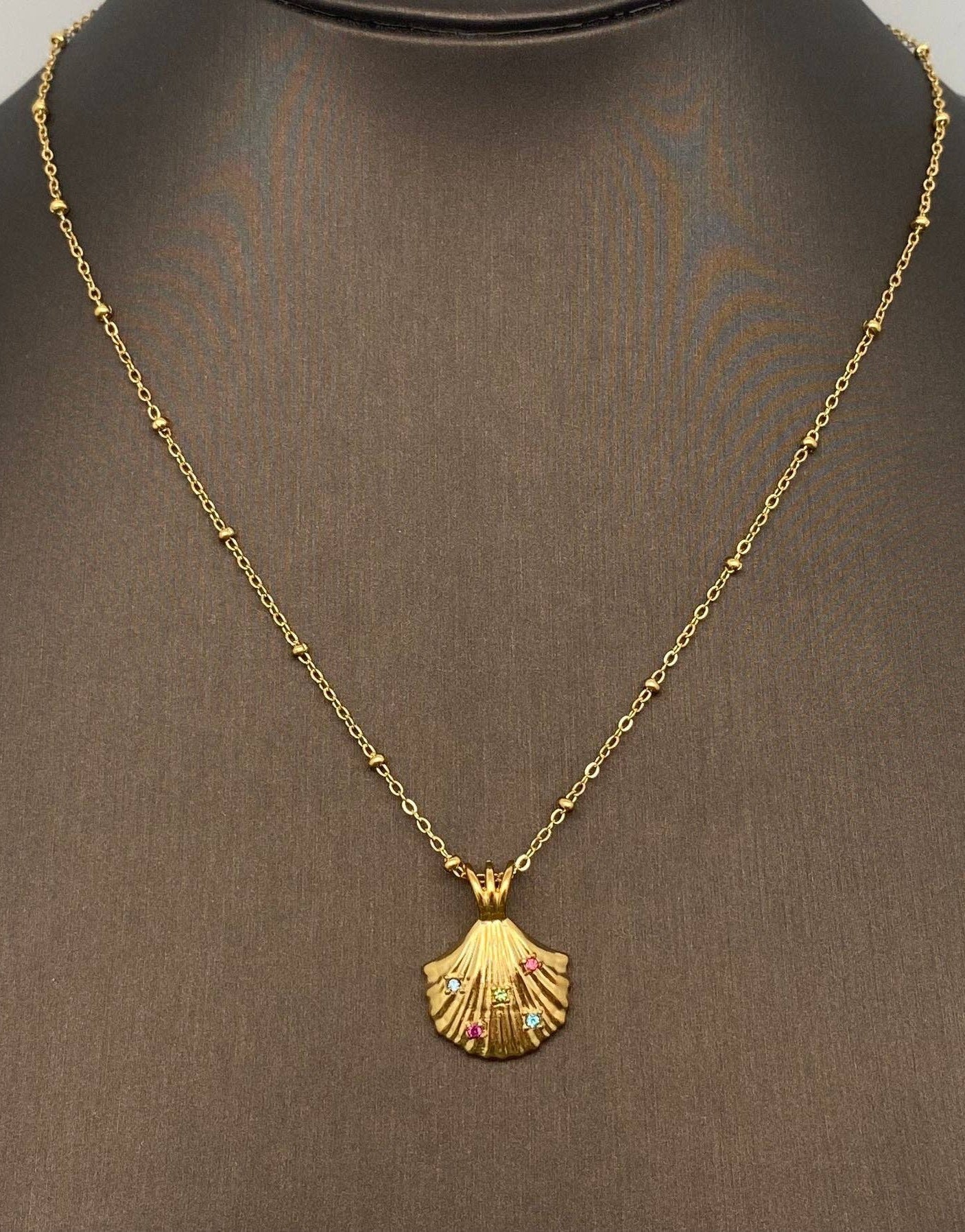 Color Scallop Charm Necklace