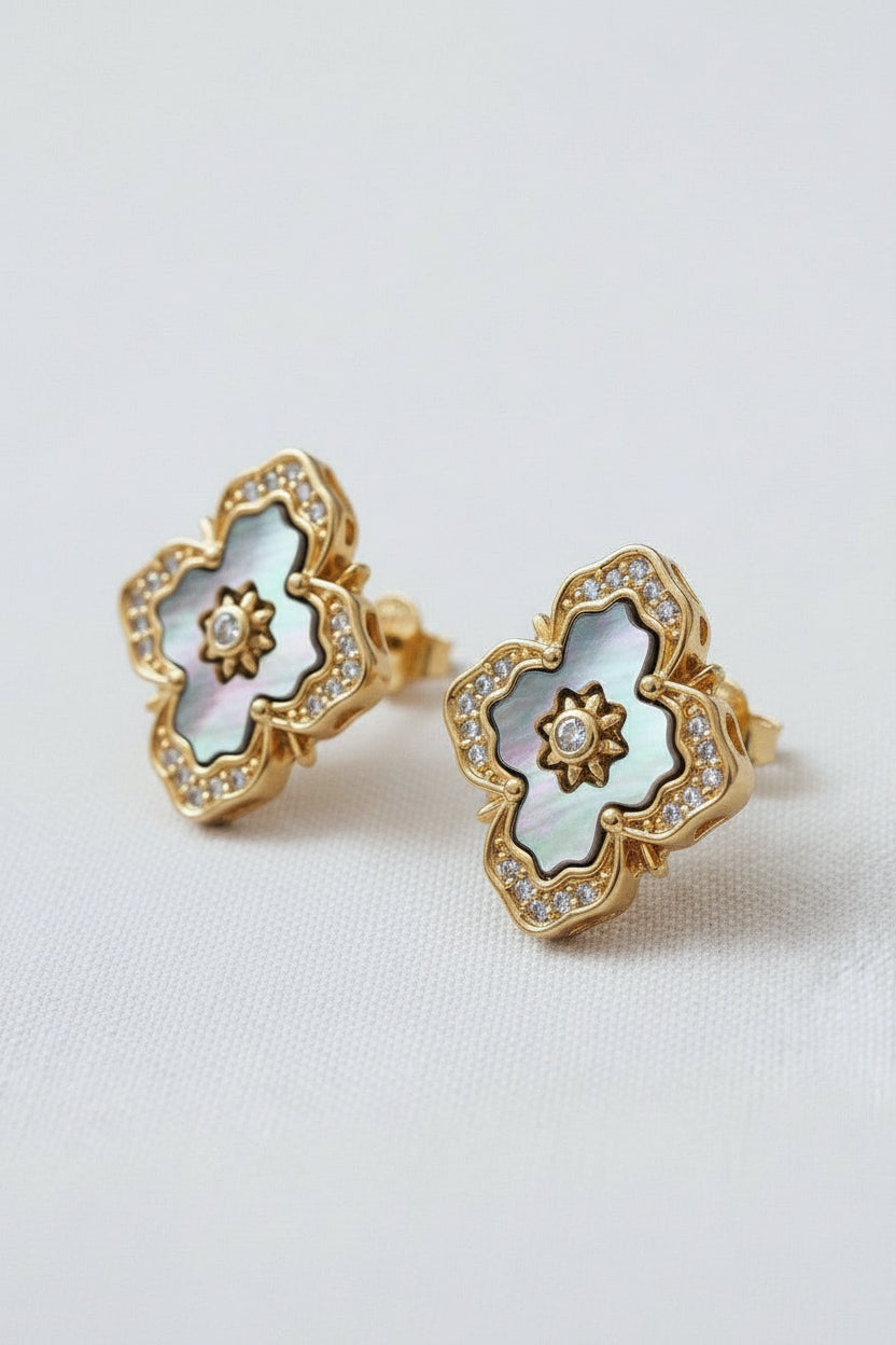 Shell Vint Stud Earring