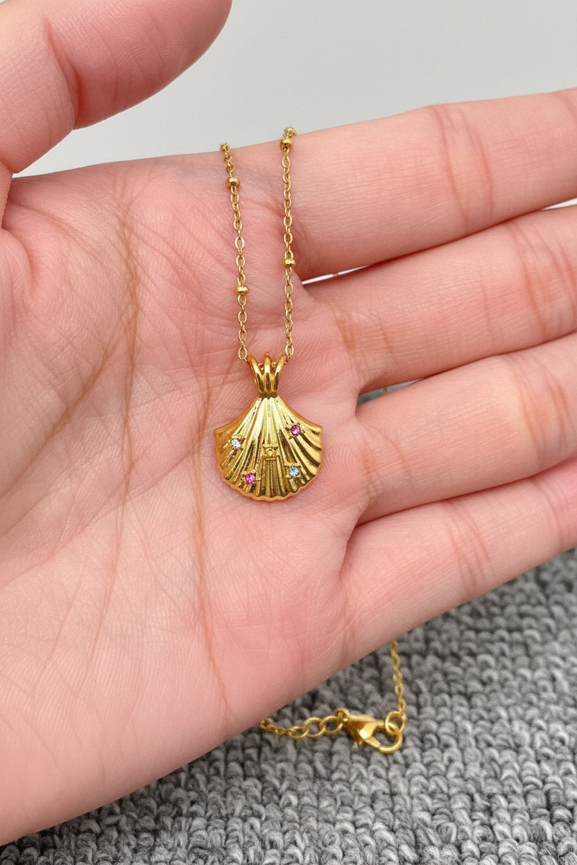 Color Scallop Charm Necklace