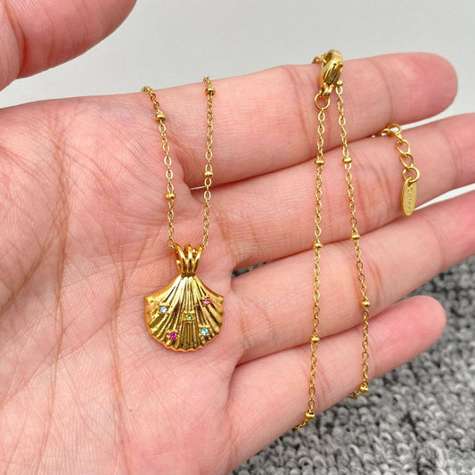 Color Scallop Charm Necklace
