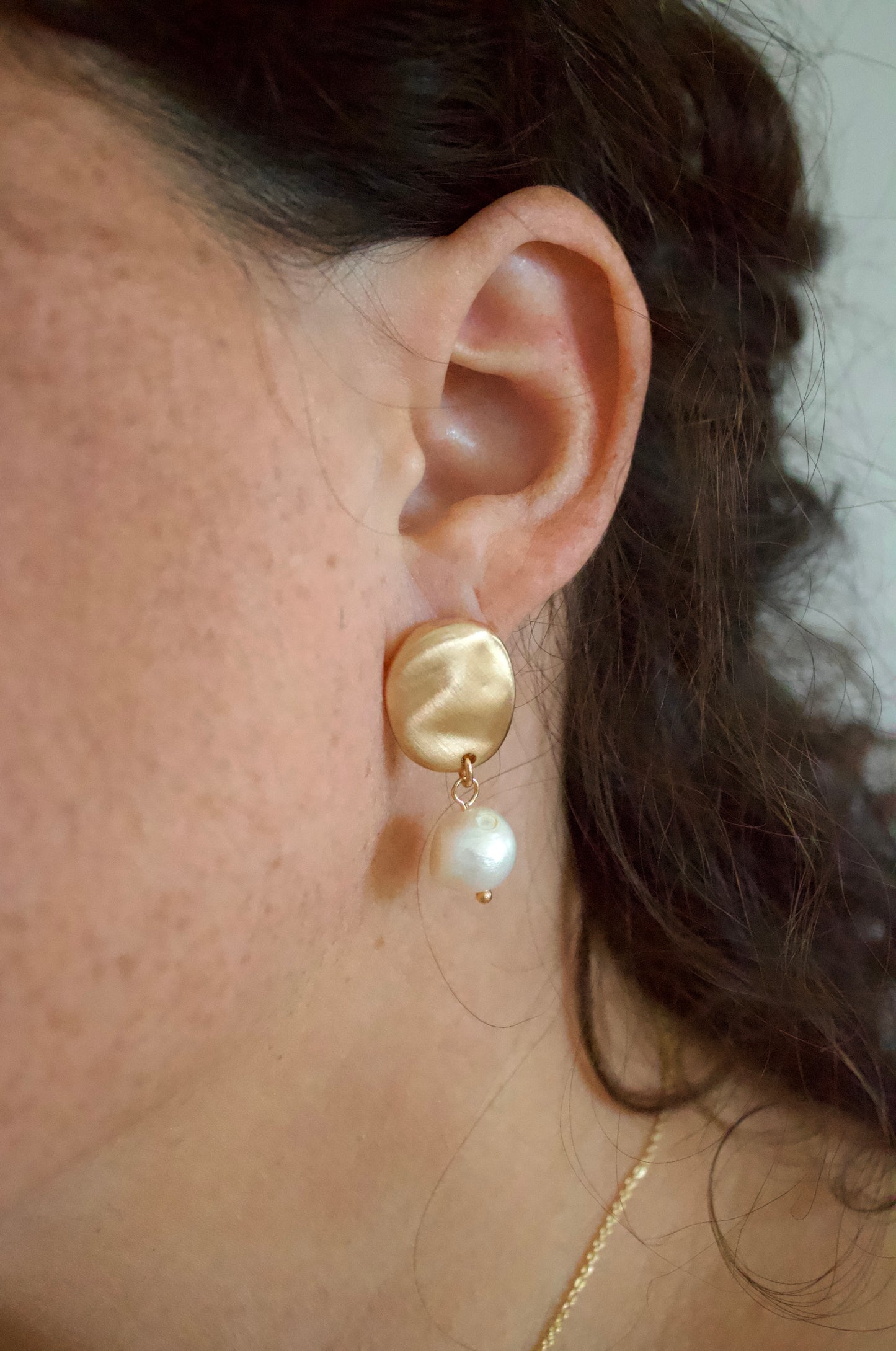 Metal Oval & Pearl Charm Earring