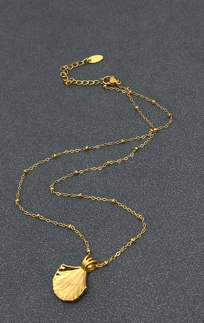 Color Scallop Charm Necklace