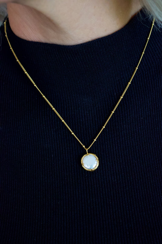 Vintage Pearl Round Gold Necklace