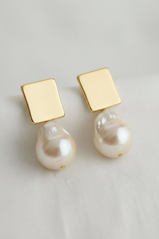 Contemp. Geo. Pearl Earring