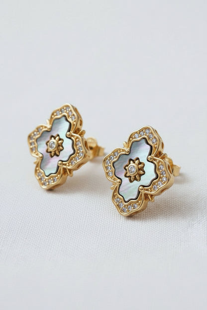 Shell Vint Stud Earring